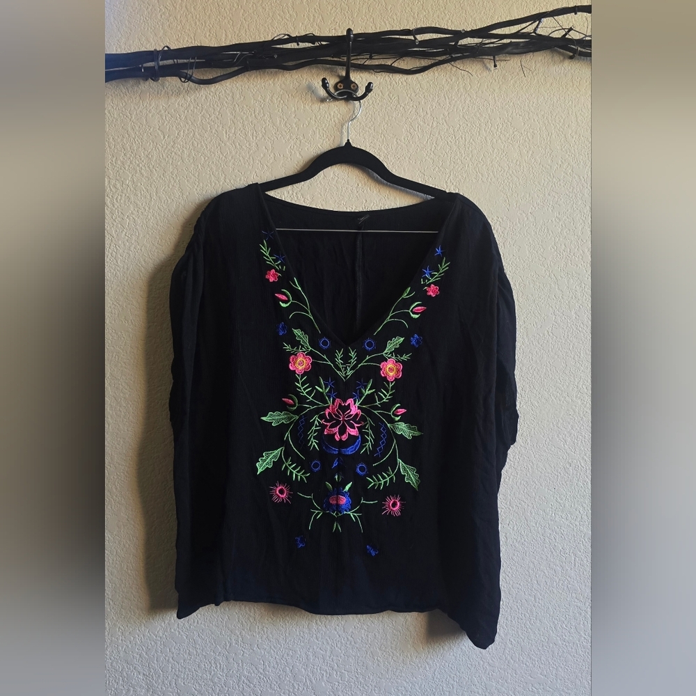 ✨️ 2/$10 ✨️ Embroidered Black Boho 70s Style Women's Top